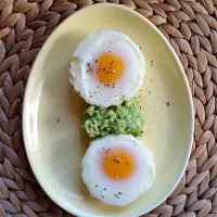 Baked eggs with crushed avocado and garlic|windi turnerさん