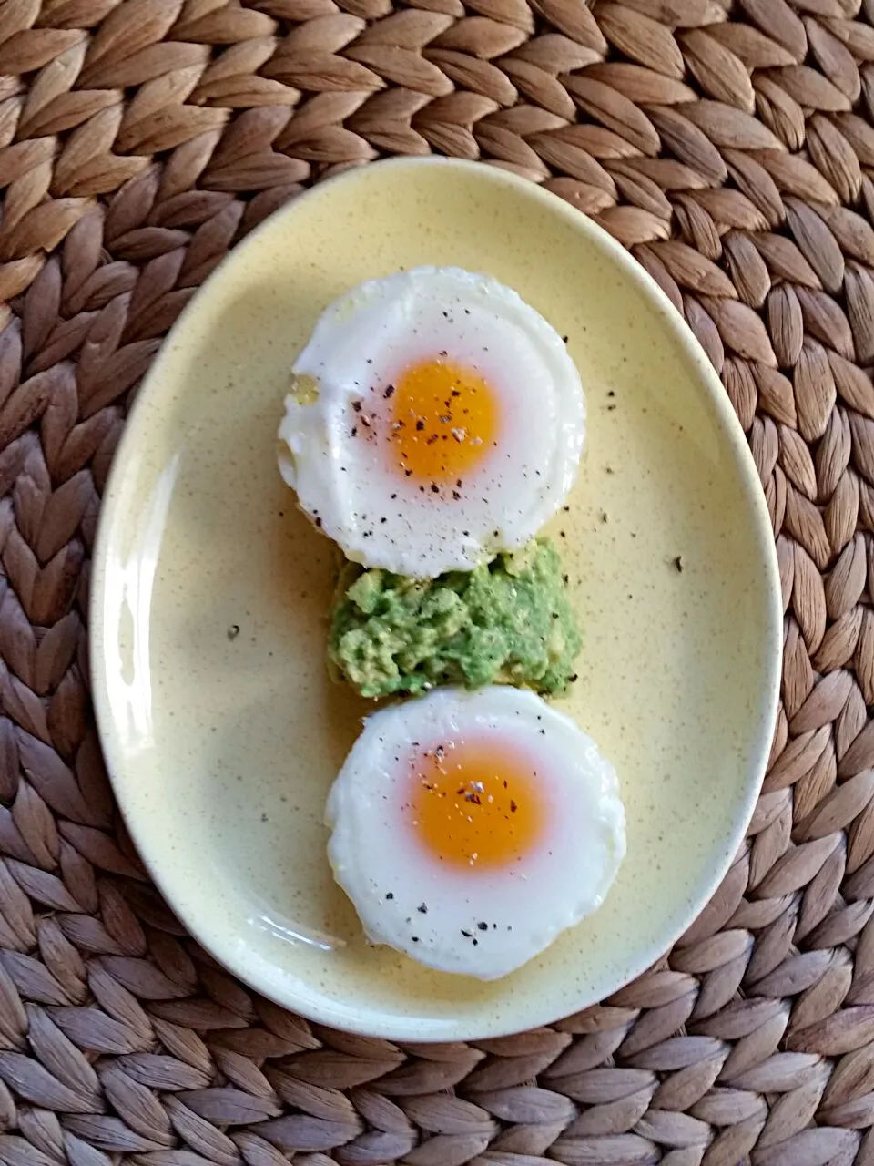 Baked eggs with crushed avocado and garlic|windi turnerさん