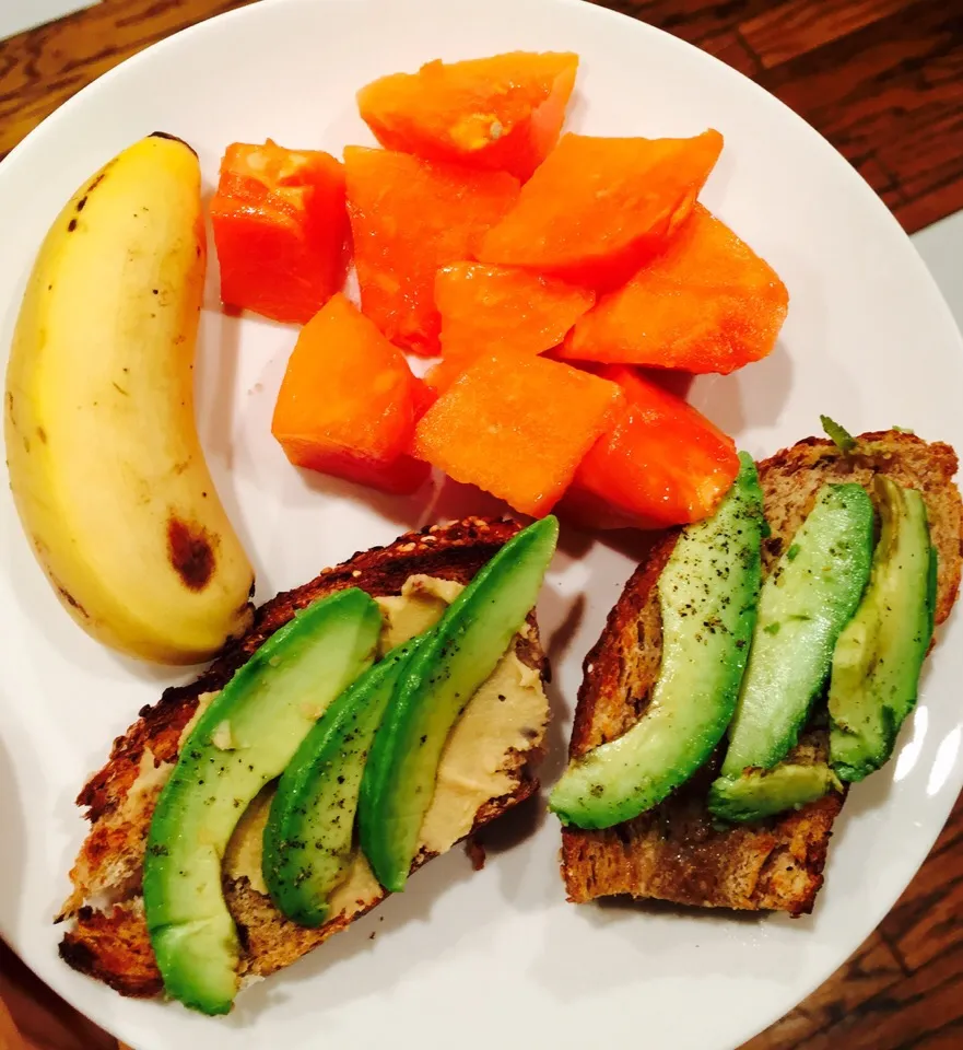 Multi grain toast with hummus and avocado, papaya and a mini banana|victoria valerioさん