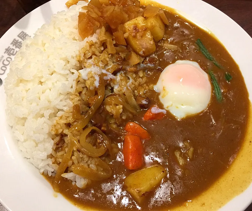 野菜カレー😊温玉トピング〜〜|きのすけ〜さん