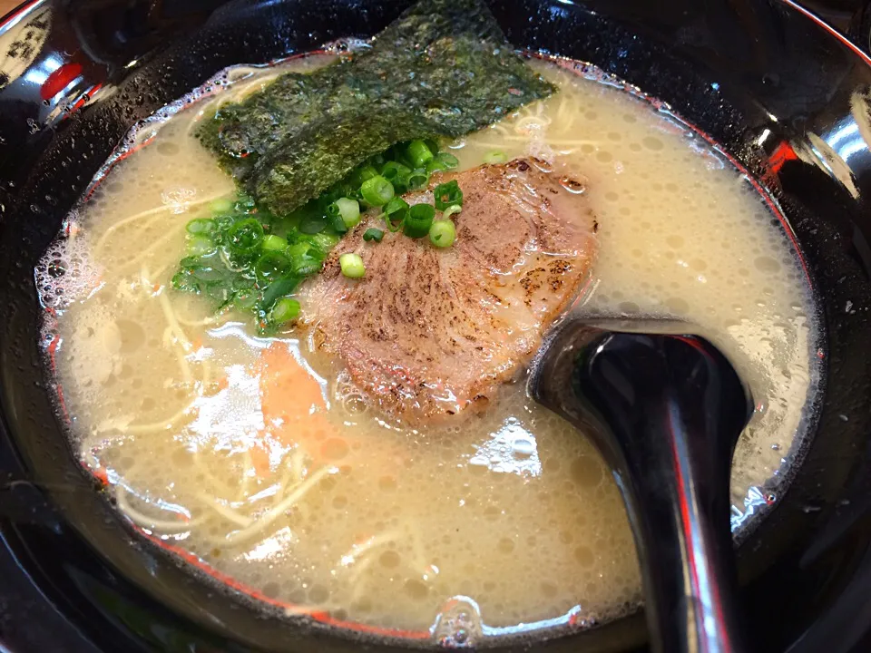 Snapdishの料理写真:釜焚き豚骨ラーメン ハリガネ|tecklさん