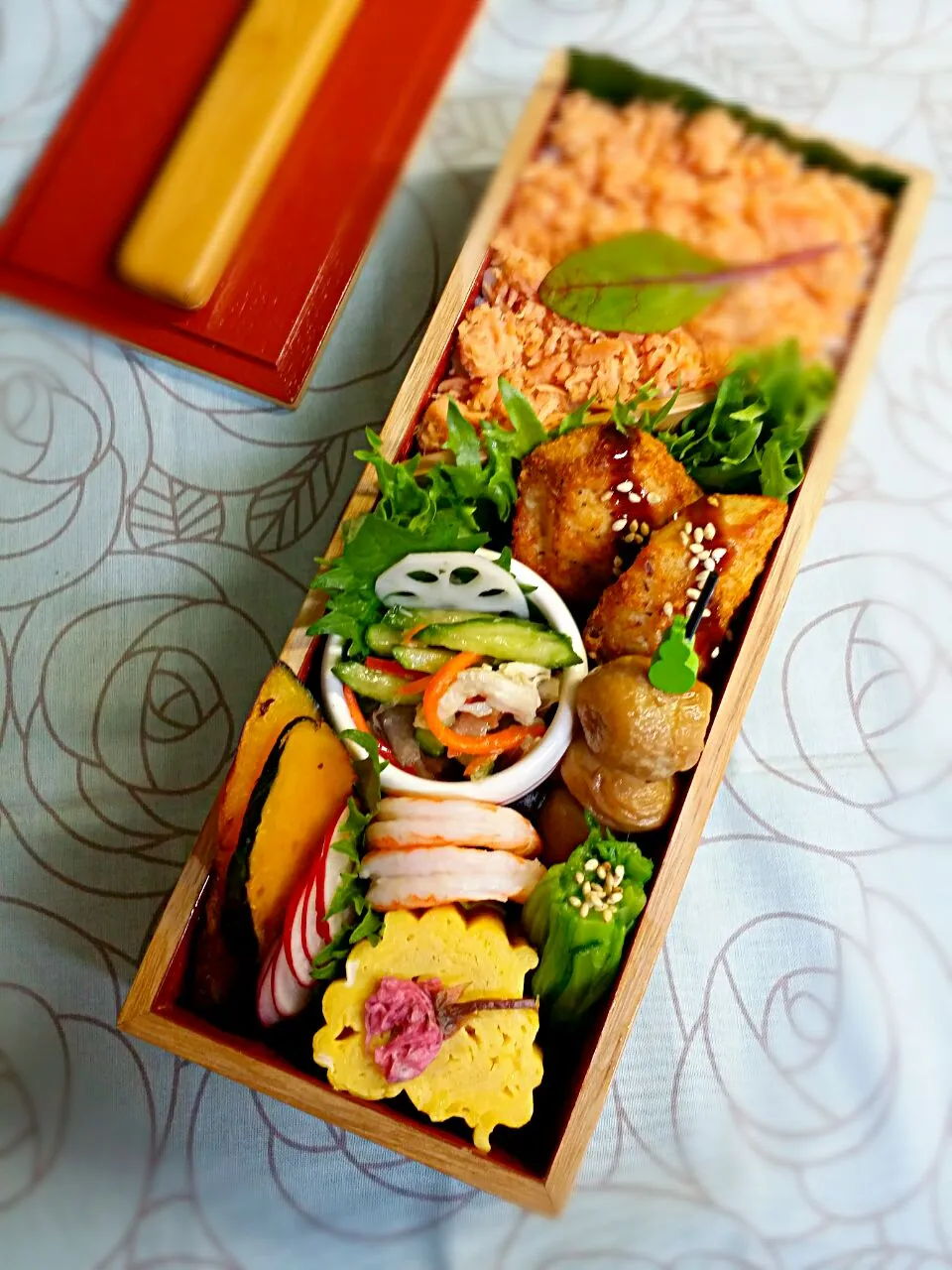 Snapdishの料理写真:《金曜日の夫弁当》

・鮭フレークご飯
・鶏カツ
・チビ里芋の煮っころがし
・奥越産水菜お浸し
・野菜サラダ
・だし巻き玉子🌸
・焼きかぼちゃ

行ってらっしゃい～♡|藤田 まり子さん