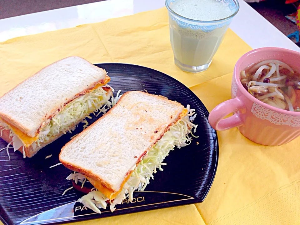 Snapdishの料理写真:沼サン風サンドとグリーンスムージー朝食|maipuさん