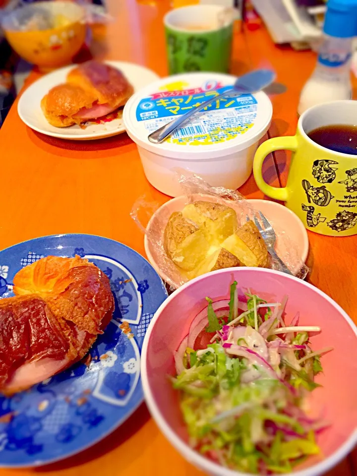 朝食  クロワッサンハムサンド、野菜サラダ、じゃがバター、コーヒー☕️|ch＊K*∀o(^^*)♪さん