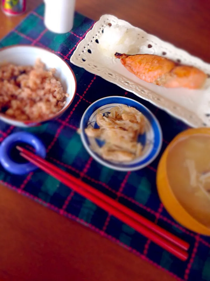 Snapdishの料理写真:平日morning。 酵素玄米＊塩鮭＊切干し大根＊えのきと大豆と大根のお味噌汁|kmkkntさん