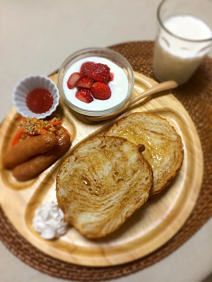 Snapdishの料理写真:朝ごぱん～♡大好きなパン屋さんのメープルラウンド♬|まぁちゃんさん