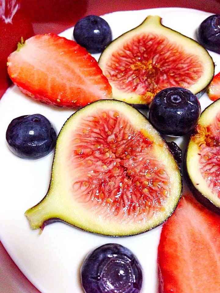 Greek yogurt with fresh figs, strawberries and blueberries for breakfast|coxiella24さん