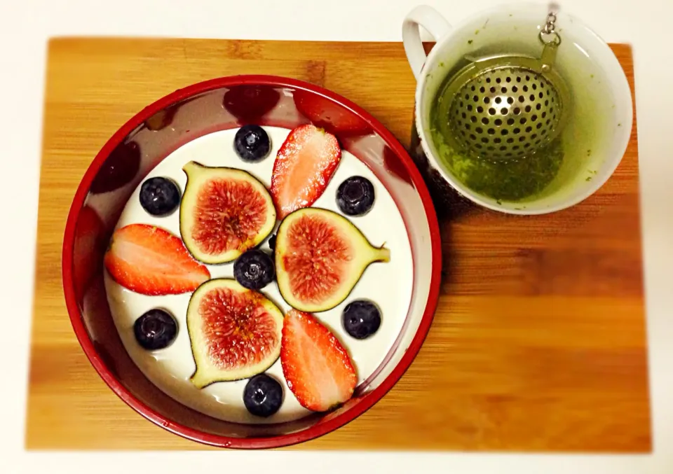 Greek yogurt with fresh figs, strawberries and blueberries for breakfast, plus 🍵 of sencha|coxiella24さん