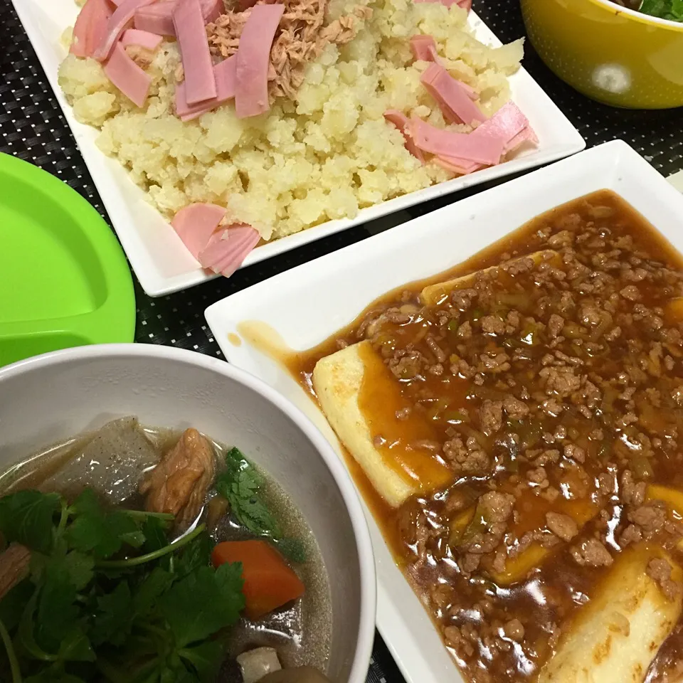 Snapdishの料理写真:けんちん汁☆豆腐のひき肉あんかけ☆ポテトサラダ未完成|MEGUMIさん