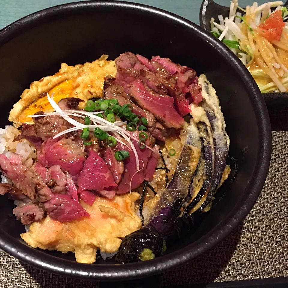 Snapdishの料理写真:特製レア焼き丼(牛ロース肉)@らいむらいと(市ヶ谷)|塩豚骨さん