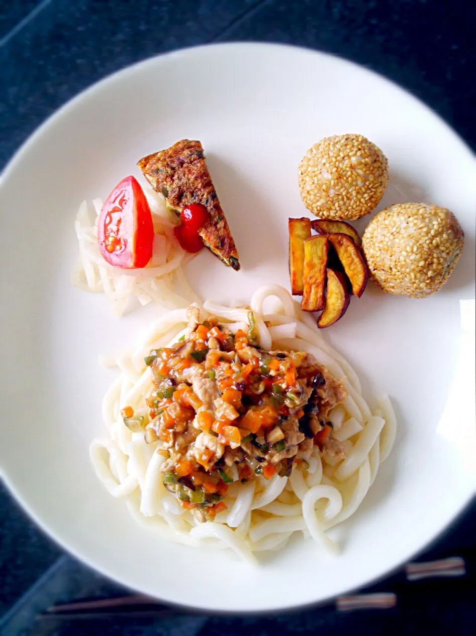 ジャージャー麺風 野菜入り肉味噌うどん
大根のごま和え ミニトマト
フリッタータ
大学芋
サツマイモとかぼちゃ、小豆入りゴマ団子|吉田朋美さん