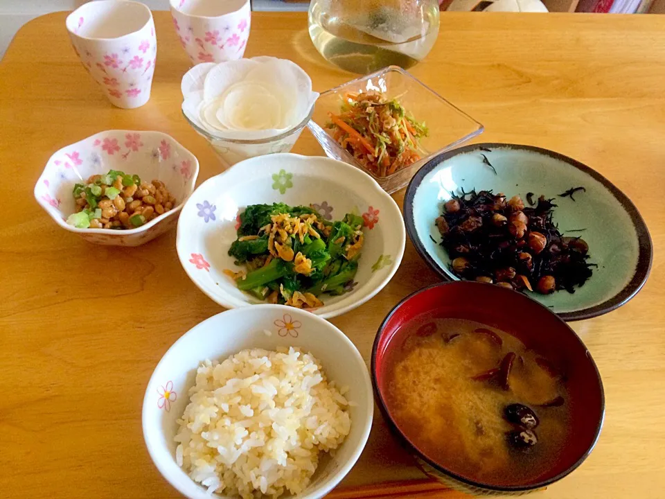 朝ごはん☆玄米ごはん、しじみ汁、菜の花と桜海老の煮浸し、ひじき煮、豆苗と人参のクルミ味噌和え、納豆、薔薇大根|かいじゅう☆さん