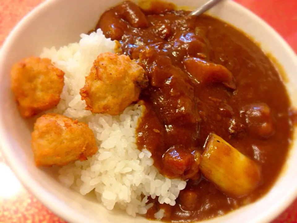 Snapdishの料理写真:横浜中華街・龍鳳酒家  金曜ランチ限定気まぐれカレー🍛豆腐と鶏の肉団子（ふわふわ揚げ）大盛|ゆうじ.さん