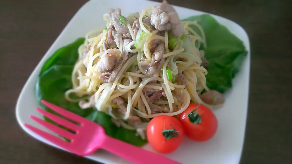 Snapdishの料理写真:豚のネギ塩焼きでパスタランチ♪|まみぃさん