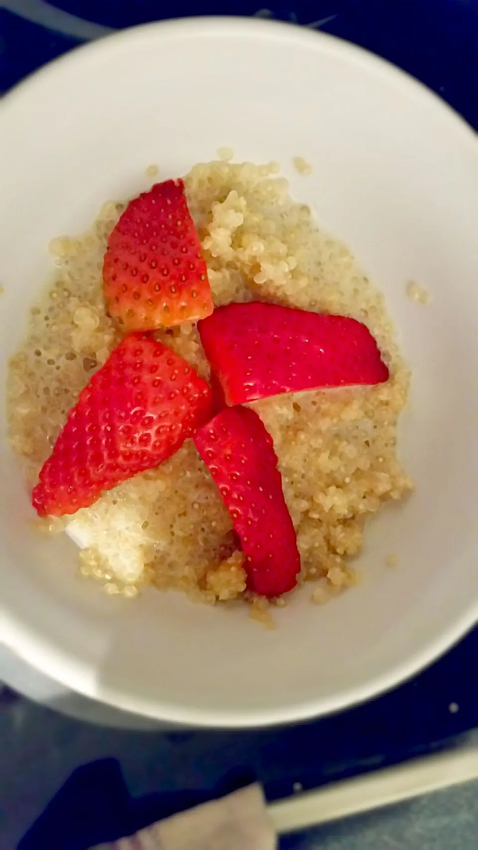 #quinoa #strawberries|Maartje Heestermansさん