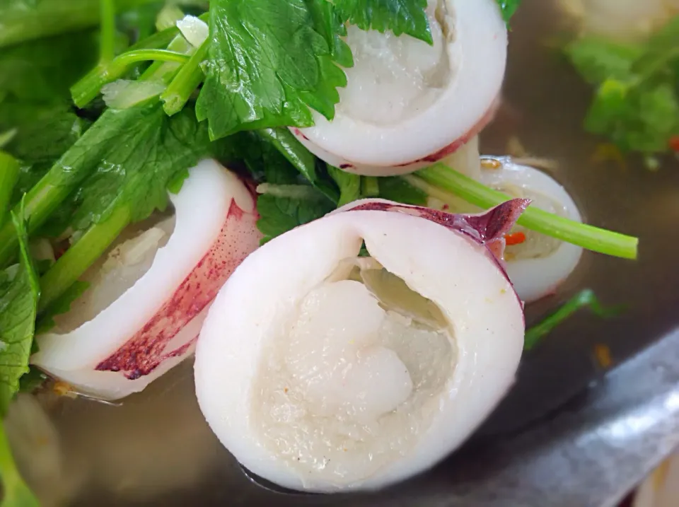 Steam egg squids with spicy chilli and lemon sauce.😍หมึกไข่นึ่งมะนาว (ชื่ออังกิดย้าววววยาว)😁|🍃aeyafternoon🌾さん