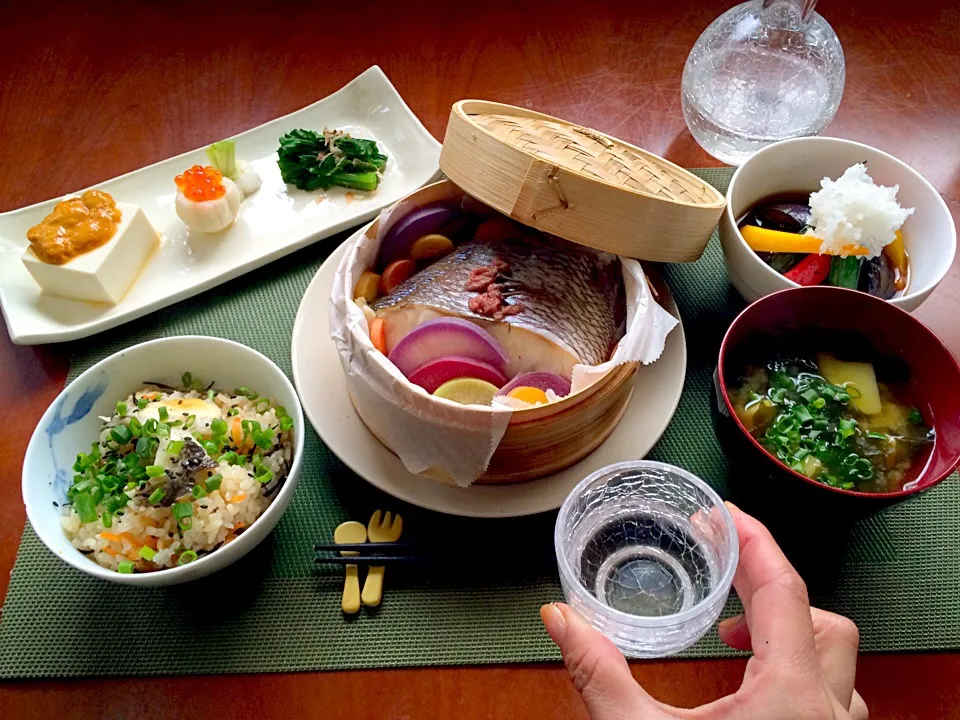 Snapdishの料理写真:Today's Dinner🍴前菜･鯛と鎌倉野菜の酒蒸し･五目鯛飯･茄子とｵｸﾗ､ﾊﾟﾌﾟﾘｶの揚げ浸し･新ｼﾞｬｶﾞとﾜｶﾒのお味噌汁|🌈Ami🍻さん