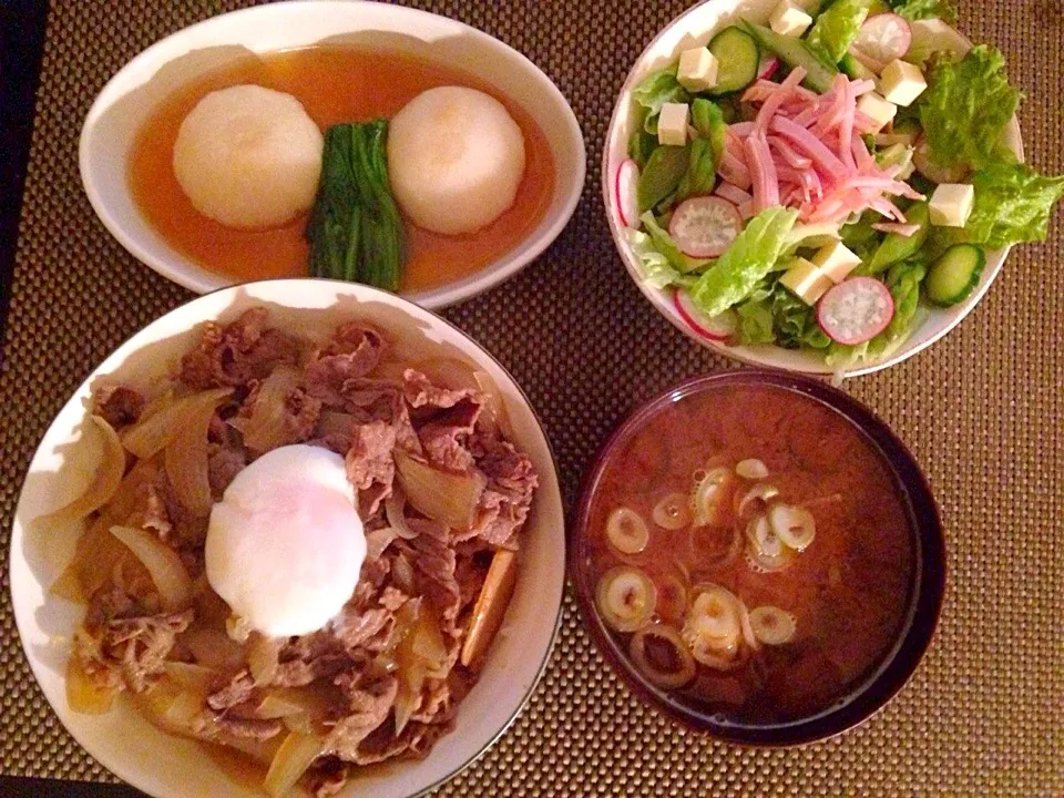 牛丼、カブの出汁煮、豆腐のお味噌汁、サラダ|ayumiさん