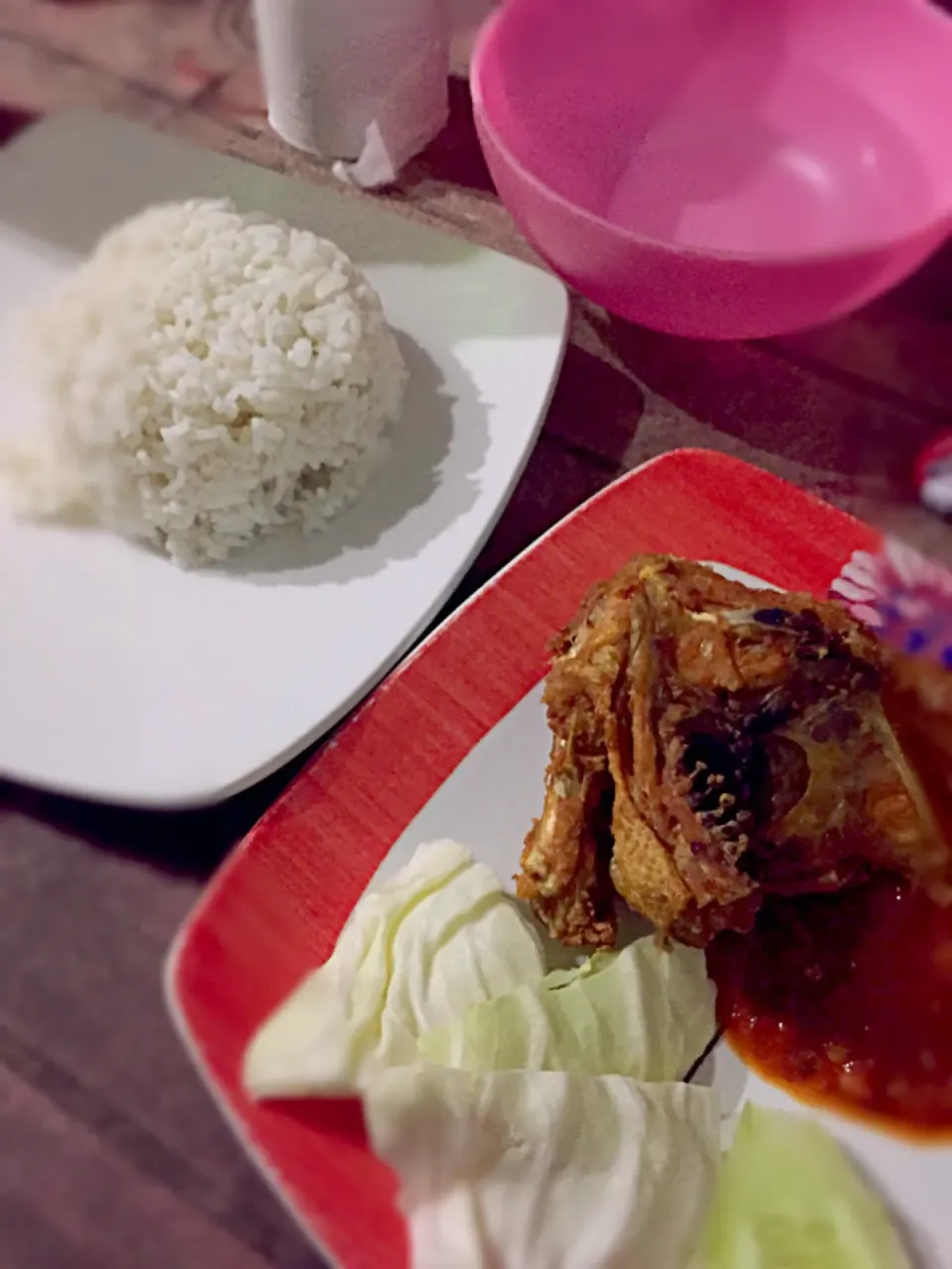 屋台の、揚げ物屋。鶏むね肉の素揚げとサンバル。ワイルドに手で食べる。|板坂智夫さん