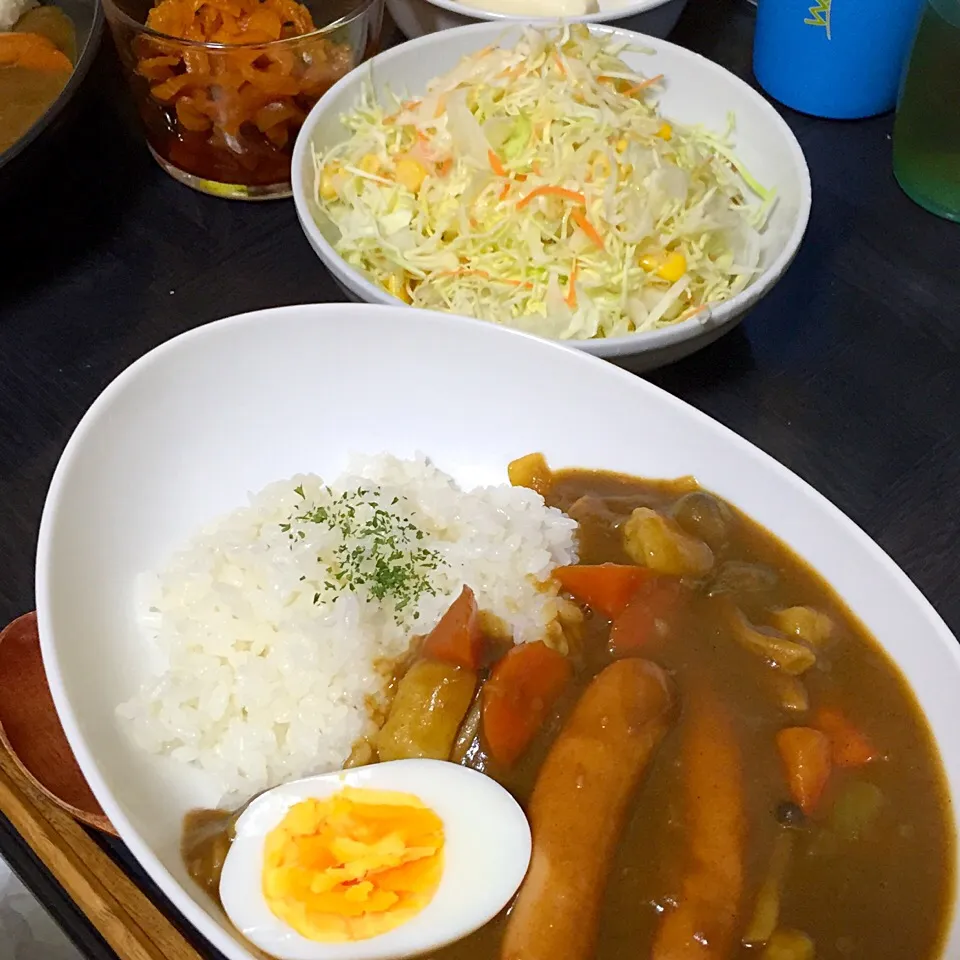 今日の晩ご飯は、ウインナー入り野菜カレー(ゆで卵付き)、簡単サラダ。|ゆえさん