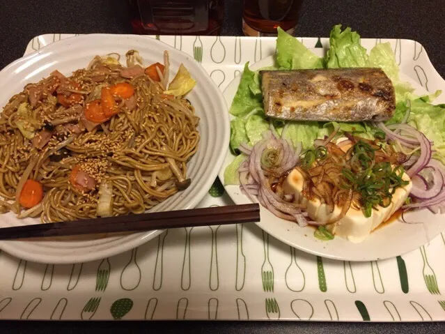 焼きそば、太刀魚の塩焼き、レタス、スライス玉ねぎ、冷奴❗️٩꒰ʘʚʘ๑꒱۶✨|サソリさん