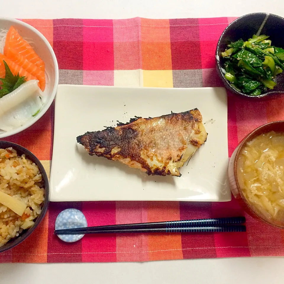 Snapdishの料理写真:＊旦那さんの晩御飯＊たけのこご飯・大根の味噌汁・赤魚の西京味噌焼き・小松菜のナムル・刺身4種盛り|髙榮 杏奈さん