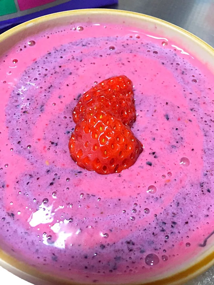 Snapdishの料理写真:Smoothie bowl; low fat yogurt, honey, mixed berries and blueberries smoothie mixed.|YDKOさん