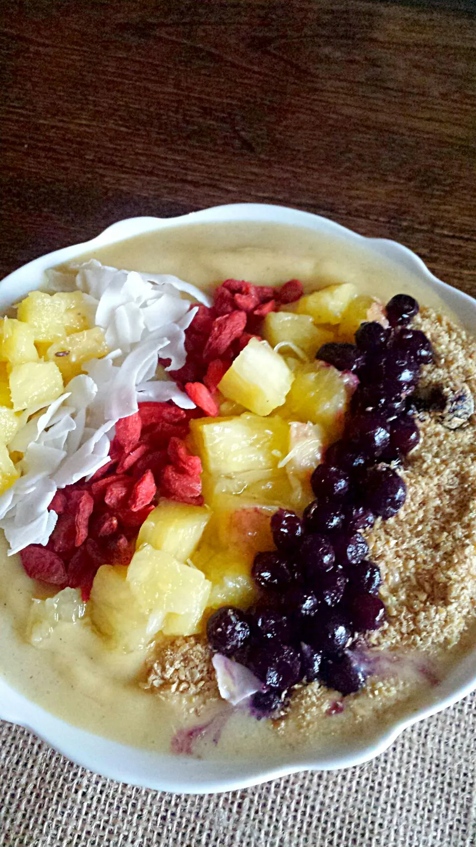 Mango Smoothie Bowl. #mangos#flaxseed#coconut#blueberries#pineapples#vegan #vegetarian #whatveganseat #instafood #yogamind #yoga #purefood @setthetablewithlove |lisaさん