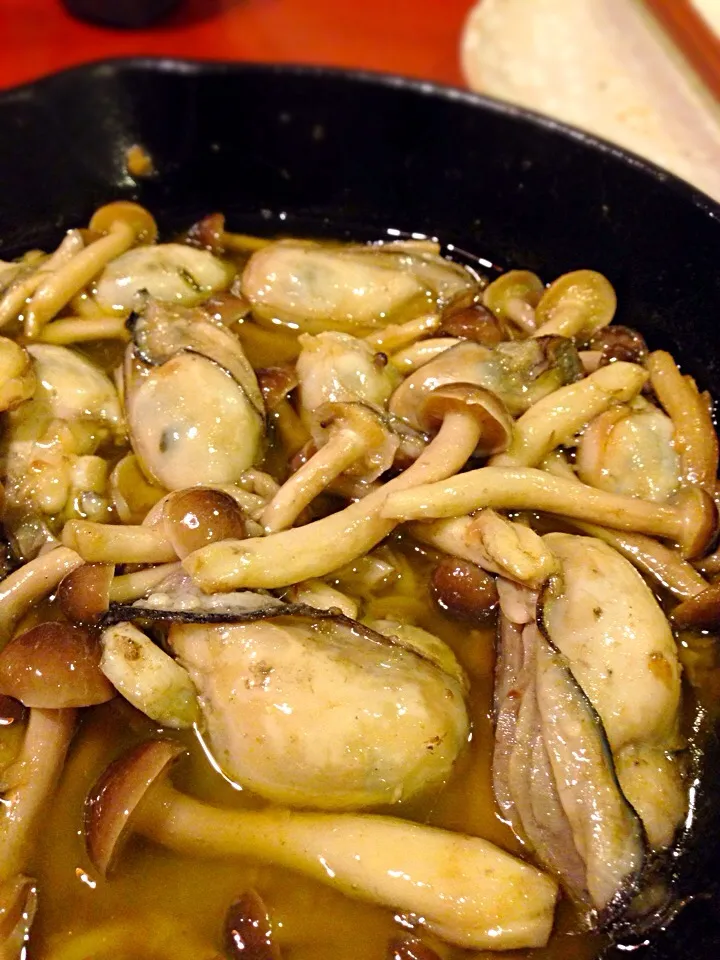 牡蠣としめじのアヒージョ Oysters and shimeji mushrooms in anchovie and garlic oil|Funky Chefさん