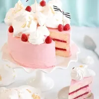 White chocolate and Raspberry  fondant cake 🎂|desireeさん