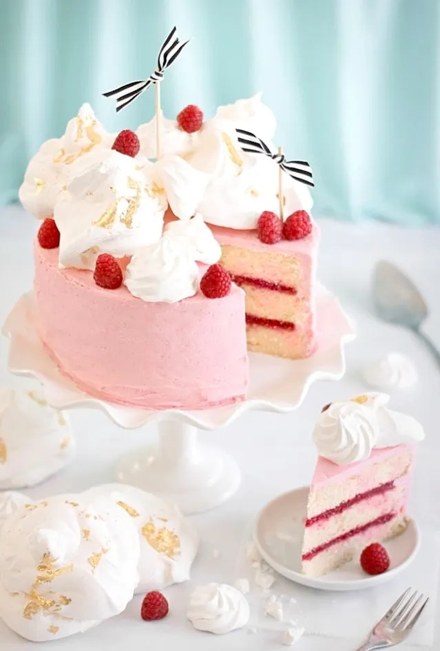 White chocolate and Raspberry  fondant cake 🎂|desireeさん