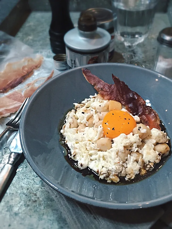 Scrambled egg white with baby scallops,crispy ham,balsamic vinegar|rick chanさん