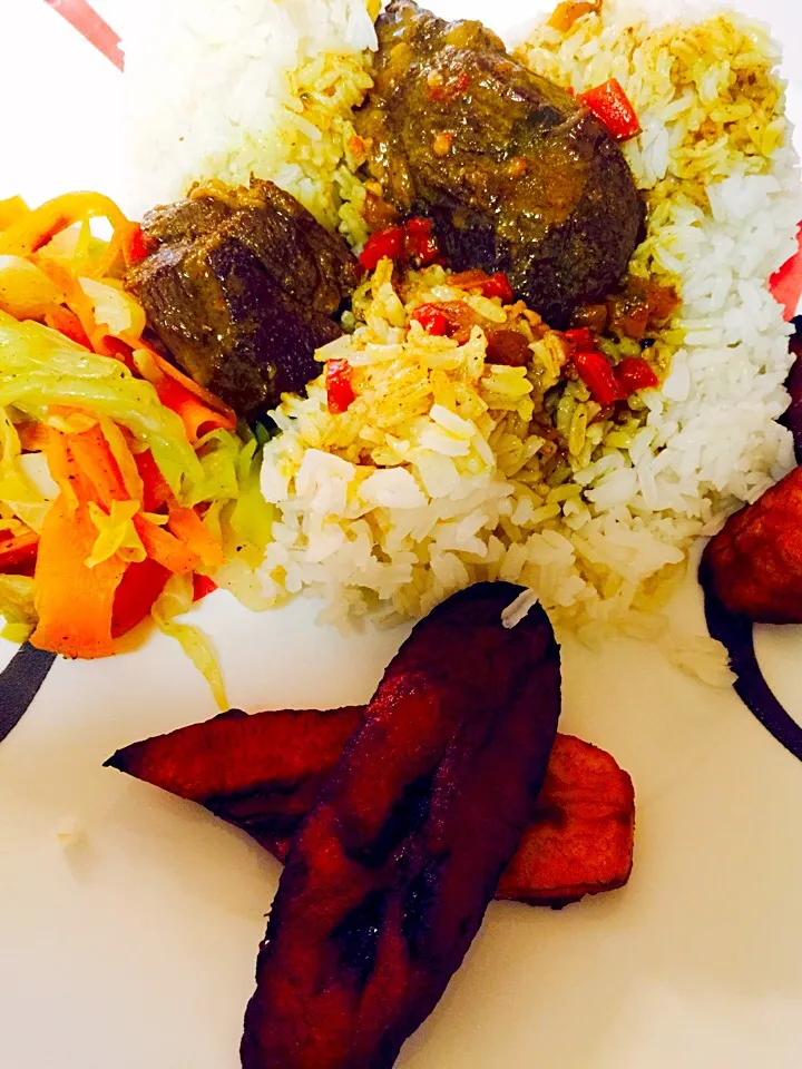 Curry Goat with plantains and cabbage|melanie suarezさん