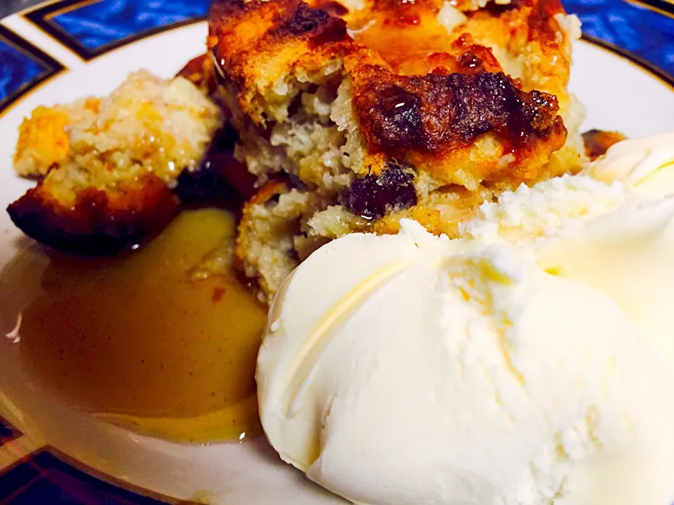 Bread pudding with drunken vanilla sauce|melanie suarezさん