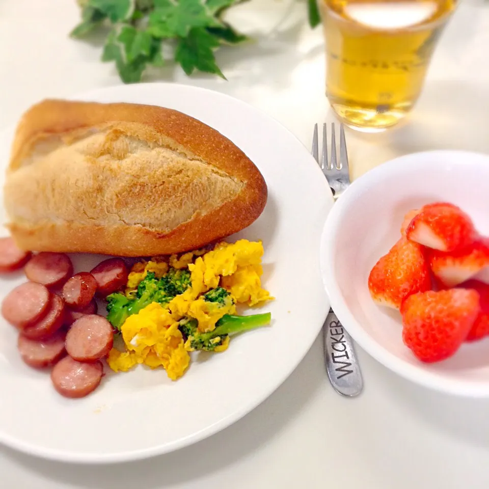 娘たちの朝ご飯 ブロッコリー入りスクランブルエッグとウインナーとフランスパン|yukoさん