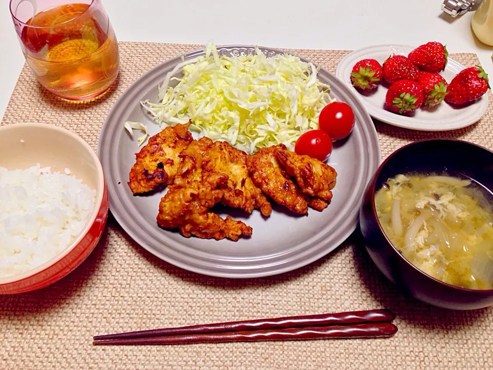 スパイシー唐揚げ 玉ねぎしめじ卵の味噌汁 紅ほっぺ|にゃろめさん