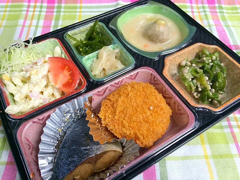 Snapdishの料理写真:お任せメニュー 日替わり弁当 豊川市|Naokazu Kuritaさん