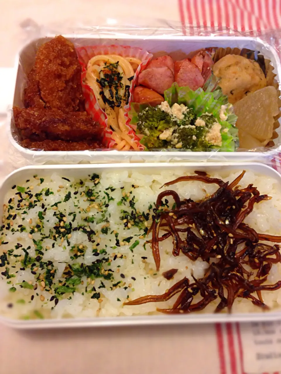 久々お弁当。市販冷食と自作冷食のコラボレーション！ブロッコリー明太マヨ焼きだけ今朝作ったwいかなご楽しみ〜！|ツナコさん