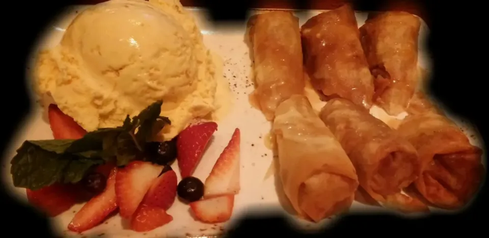 banana eggrolls with ice cream|Jiraphon Gさん