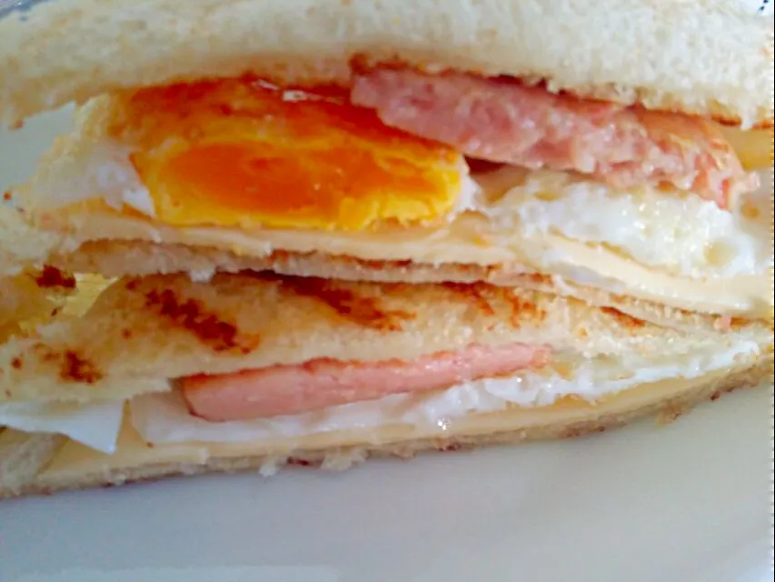 Fried Egg with fried Luncheon Meat Sandwich|🌷lynnlicious🌷さん