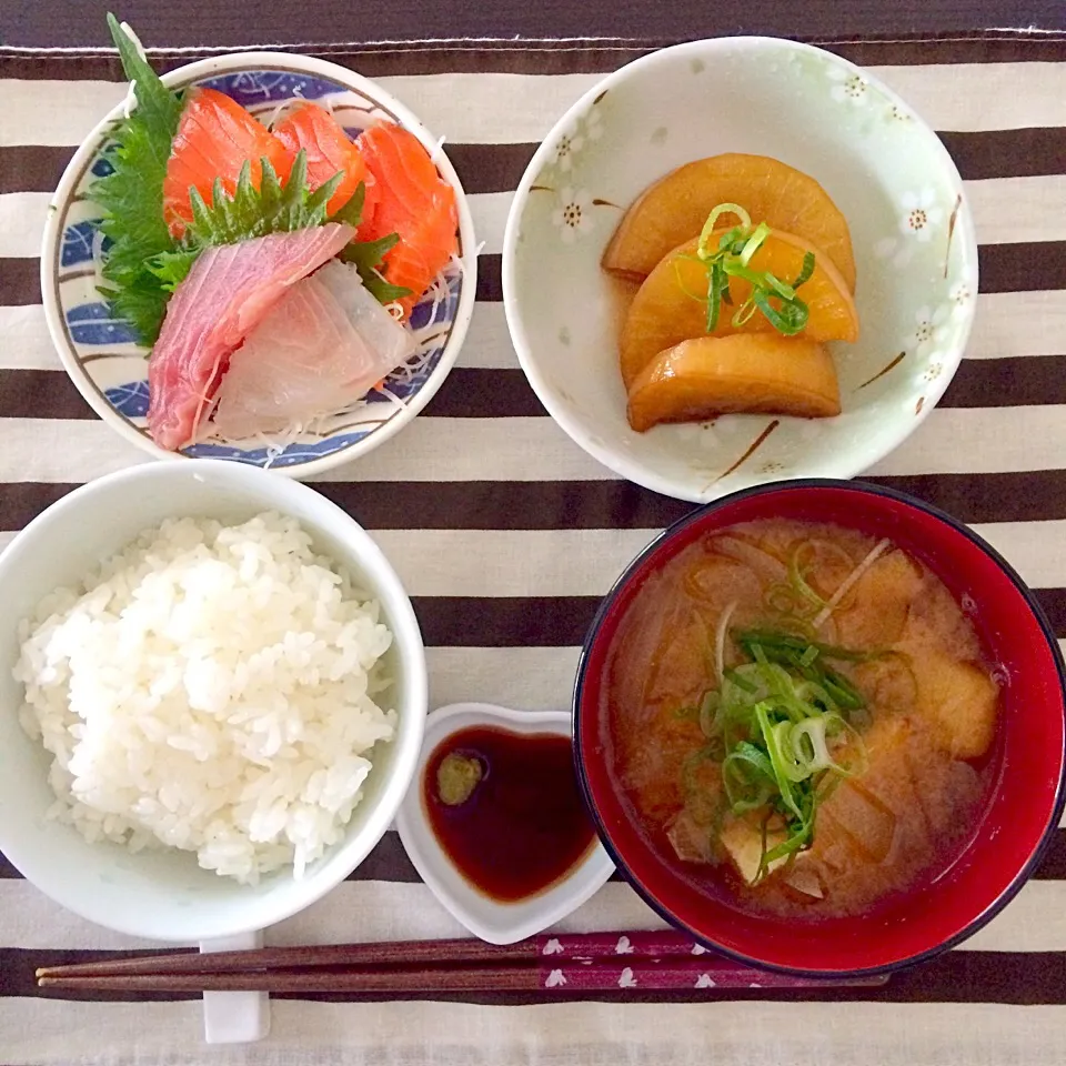 朝ごはん☆お刺身盛り合わせ/大根の煮物/玉ねぎとおあげさんの味噌汁|ゆきてぃさん