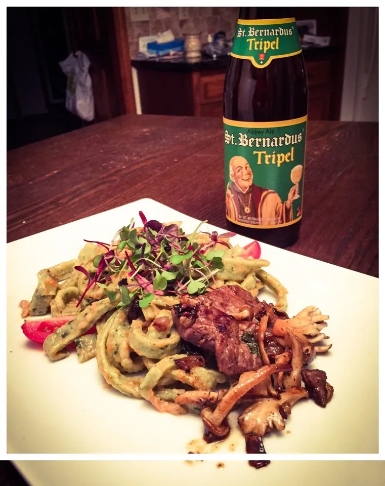 Spinach, Pesto noodles with clams & tomato. Ribeye w/ variety of mushrooms. Served w/ a light Ale|chef_MelissaWさん