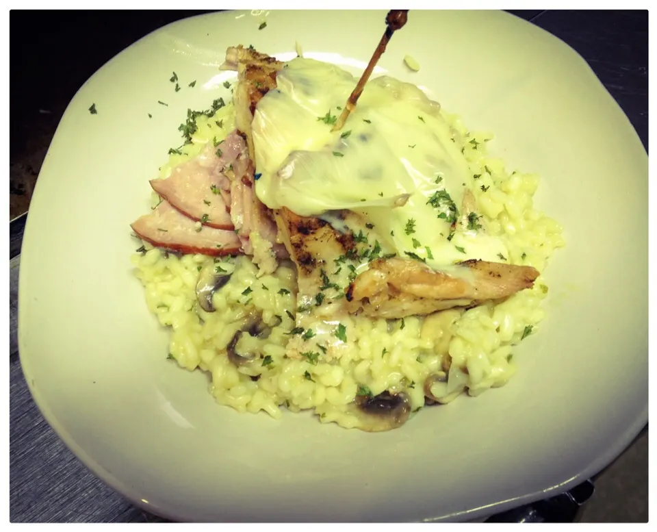 Chicken cordon bleu over risotto|chef_MelissaWさん