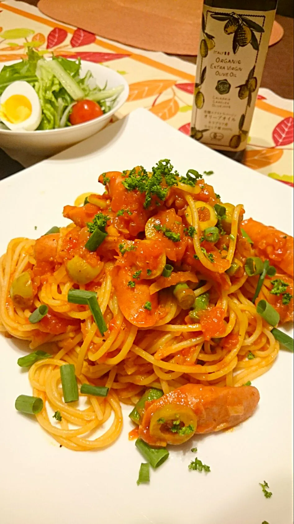 チョリソーのトマトソースパスタ&サラダ🍴|ナムナムさん