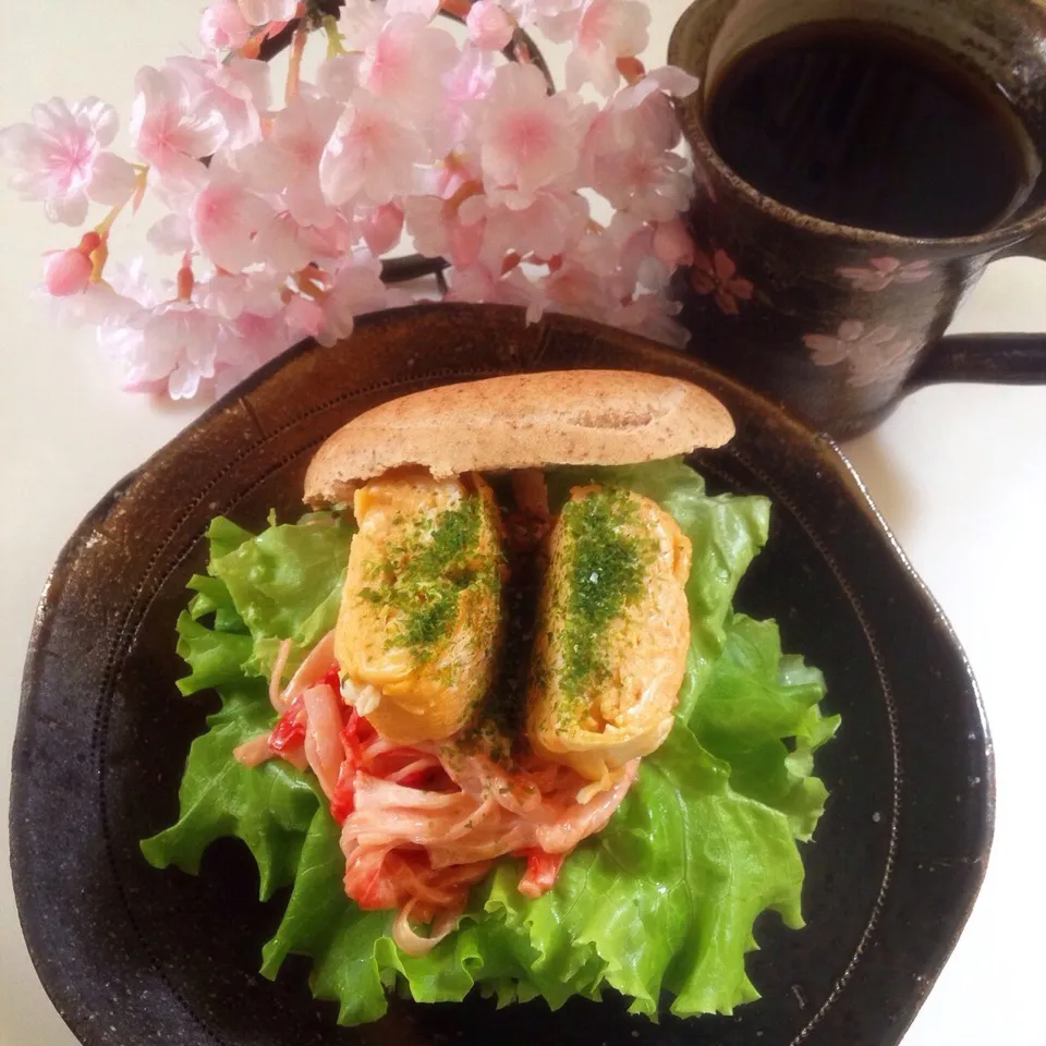 カニカマオーロラソースと卵焼き、クリームチーズのベーグルサンド♥︎|Makinsさん