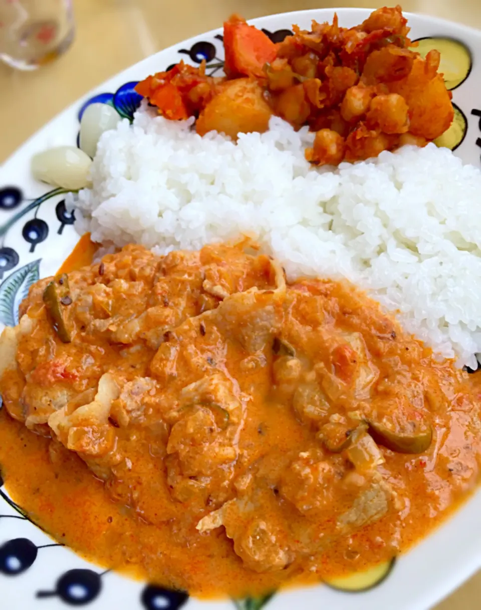 豚こま肉のトマトクリームカレー  と  ジャガイモ・ニンジン・ヒヨコ豆のサブジ|でおでおさん