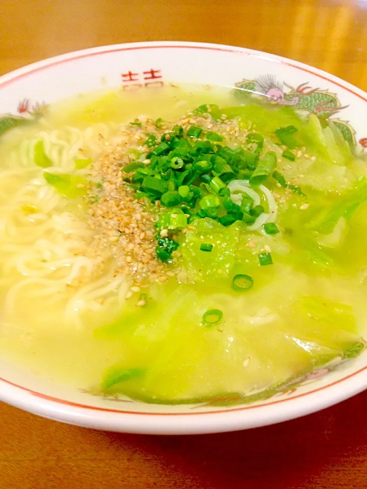 サッポロ1番塩ラーメン🍀レタスたっぷり|まいりさん