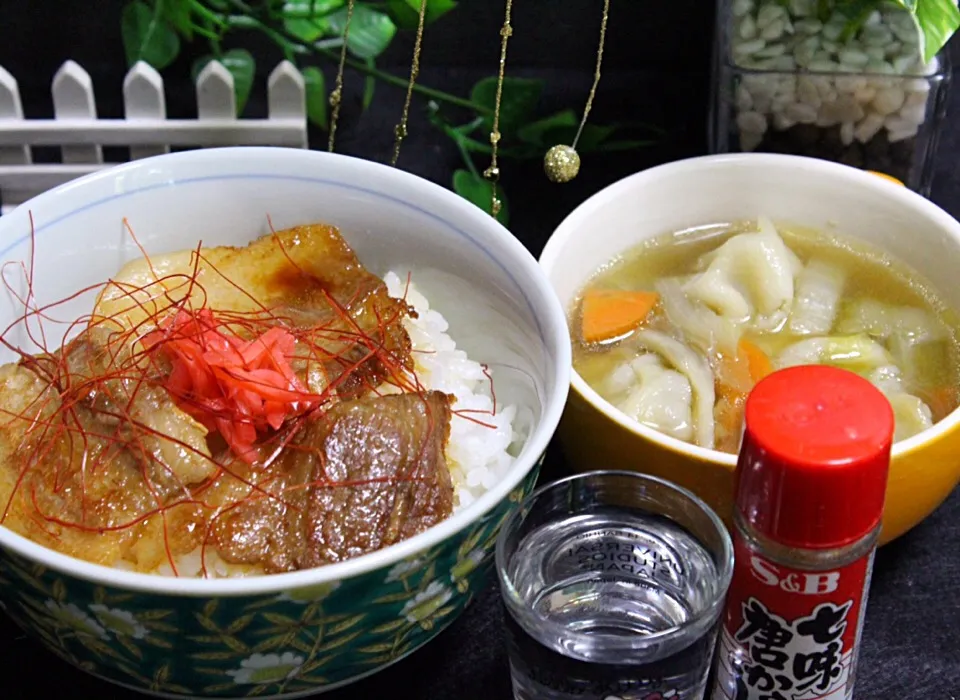 Snapdishの料理写真:豚カルビ丼  水餃子|Hiroshi  Kimuraさん