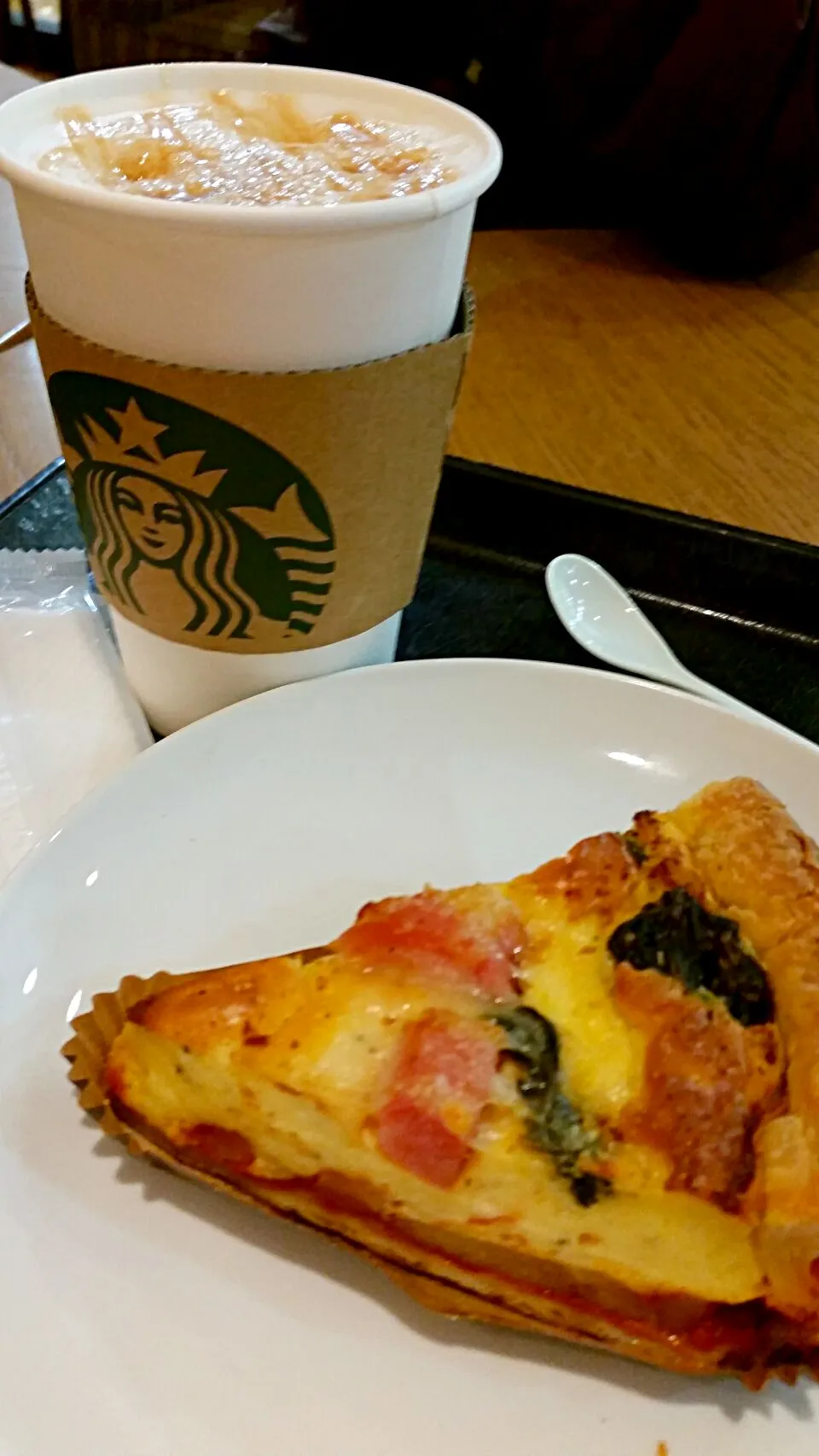 Caramelo Machiato com Quiche de Espinafre com Bacon passadinha no Starbucks|lucia inoueさん