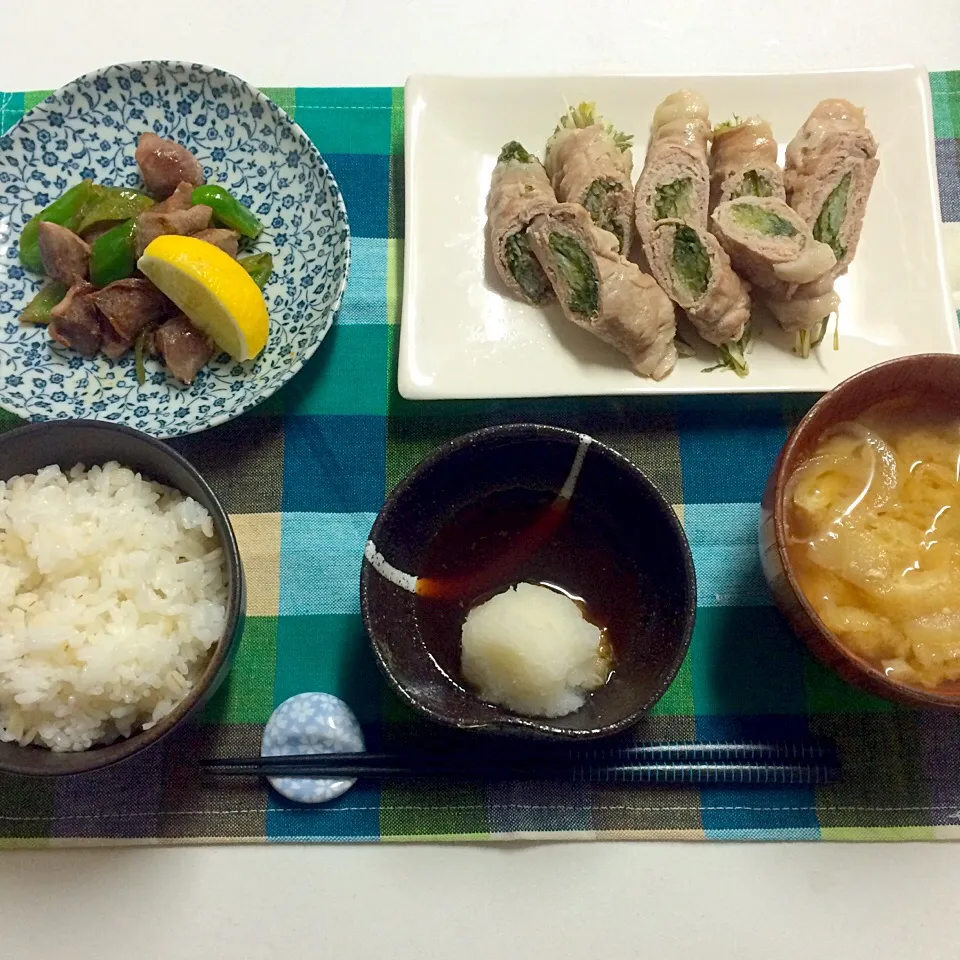 ＊旦那さんの晩御飯＊麦ご飯・玉ねぎとあげの味噌汁・豚肉と水菜のはりはり巻き・砂ずりとピーマンのレモン炒め|髙榮 杏奈さん